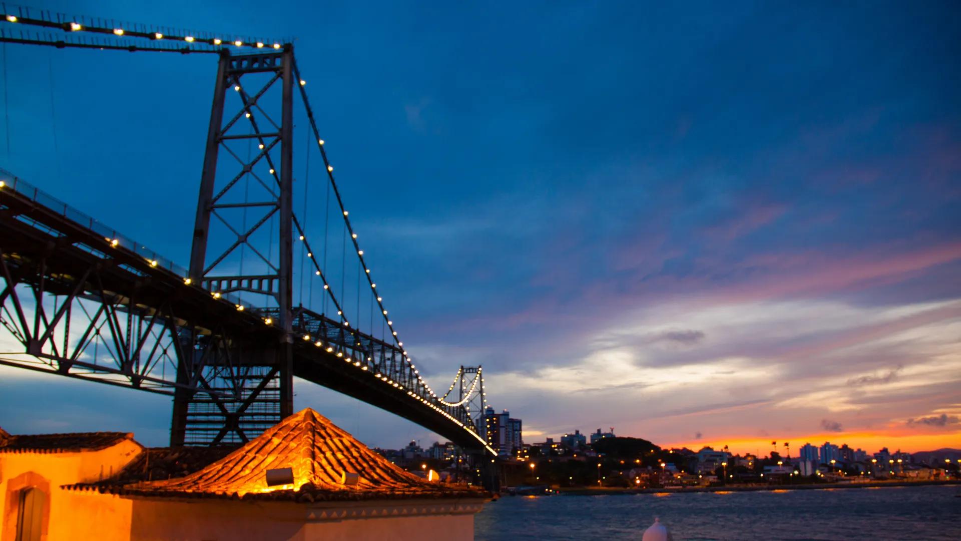 Ponte Hercilio Luz em Florianopolis ao entardecer